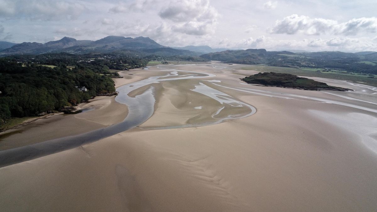 Jako v pohádce o Šípkové Růžence. Ve Walesu je na prodej přílivový ostrov za cenu o něco vyšší, než je průměrná cena domu v Británii